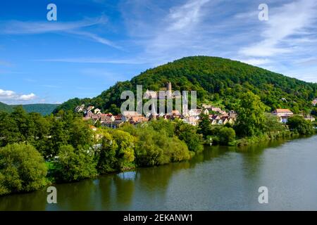 Allemagne, Bavière, Gemunden am main, ville sur la rive boisée de la rivière main au printemps Banque D'Images