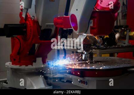 Gros plan du métal de soudage automatique du bras du robot en usine Banque D'Images