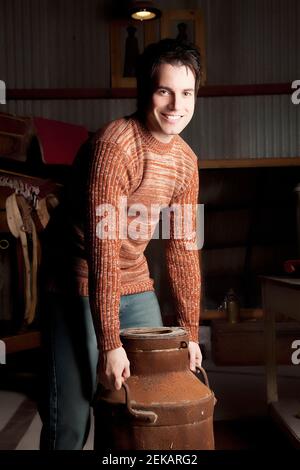 Portrait d'un homme prenant une bouteille de lait Banque D'Images