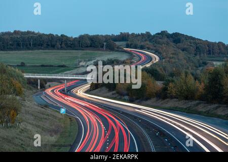 Circulation sur autoroute la nuit, sentiers légers avec exposition longue Banque D'Images