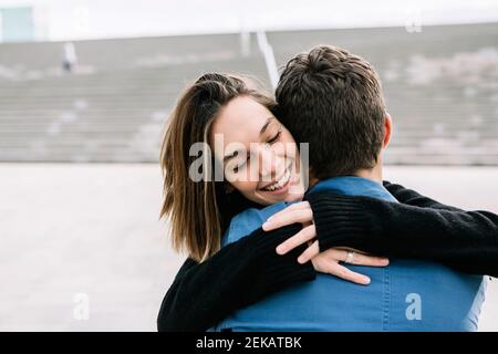 Young couple embracing outdoors Banque D'Images