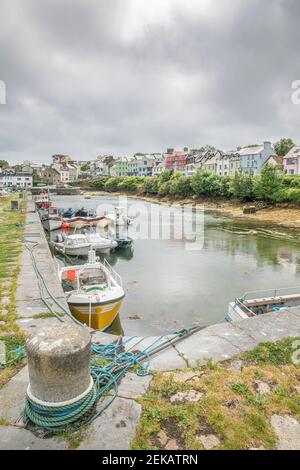 République d'Irlande, Comté de Galway, Roundstone, bateaux amarrés dans le port du village Banque D'Images