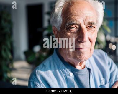 Homme d'affaires confiant qui se tient debout au bureau Banque D'Images