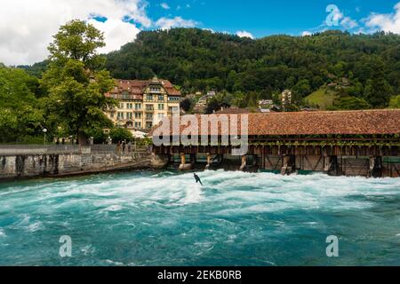 Pont sur la rivière Aare contre la montagne à Thun, en Suisse Banque D'Images