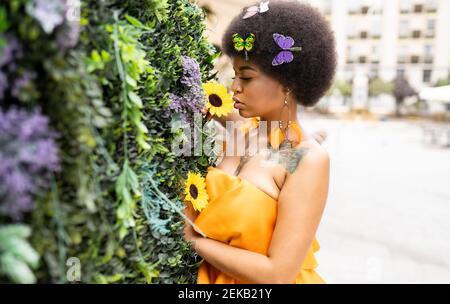 Jeune fille hipster odeur de fleur à l'extérieur Banque D'Images