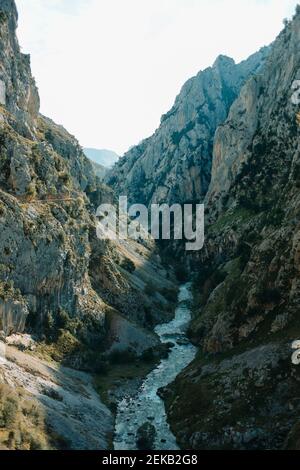 Vue panoramique sur la rivière qui traverse les montagnes à Cares Trail dans le parc national de Picos de Europe, Asturies, Espagne Banque D'Images