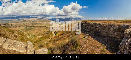 Albanie, Comté de Vlore, Panorama de paysage brun vallonné en été Banque D'Images