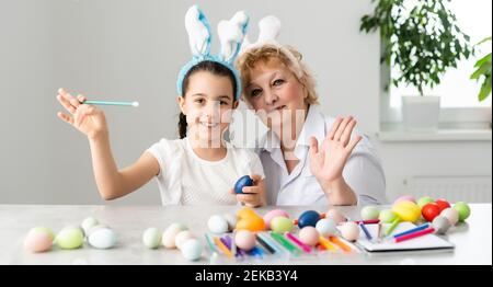 Concept de Pâques. La grand-mère avec sa petite-fille tient des œufs de Pâques à la maison Banque D'Images