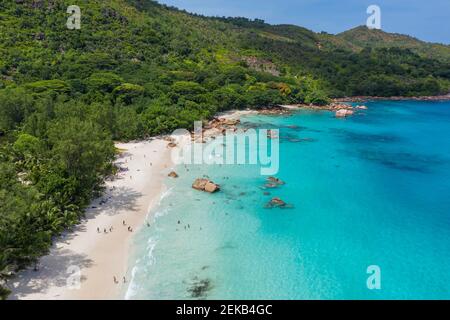 Seychelles, île de Praslin, vue aérienne de la plage de sable d'Anse Lazio avec océan turquoise clair Banque D'Images