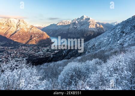 Italie, Lecco, Lac de Côme, vue sur les montagnes et le lac dans la vallée le jour d'hiver Banque D'Images