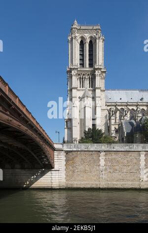 France, Ile-de-France, Paris, canal de Seine avec clocher de notre-Dame de Paris en arrière-plan Banque D'Images