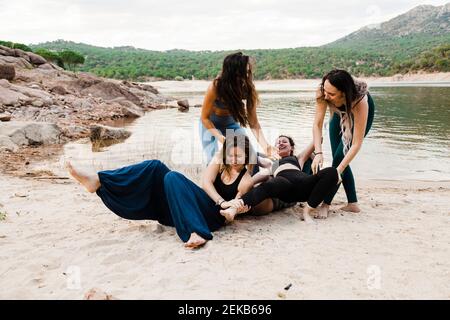 Des amies gaies s'amusent Banque D'Images