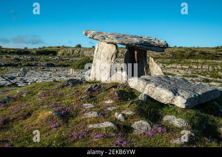 dolmen de Poulnabrone sur terre contre ciel bleu clair pendant la journée ensoleillée, Clare, Irlande Banque D'Images