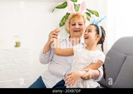 Concept de Pâques. La grand-mère avec sa petite-fille tient des œufs de Pâques à la maison Banque D'Images