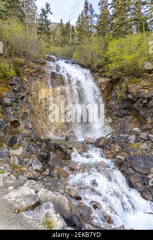 Une chute d'eau au début de juin près de la frontière canado-américaine à côté de la route Klondike ne de Skagway, Alaska, États-Unis Banque D'Images