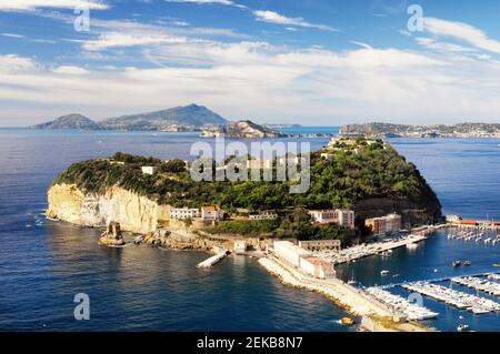 Golfe de Naples et île de Nisida. Célèbre destination touristique en Italie Banque D'Images