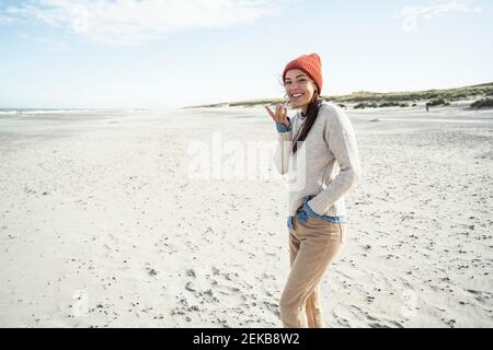 Portrait d'une femme debout seule sur une plage de sable Banque D'Images