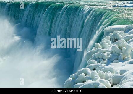 Niagara Falls Ontario Canada. Chutes du Niagara en hiver, vue sur la chute d'eau canadienne en fer à cheval. Banque D'Images