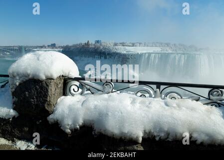 Niagara Falls Ontario Canada. Chutes du Niagara en hiver, vue sur la chute d'eau canadienne en fer à cheval. Banque D'Images