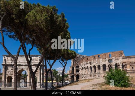 Italie, Rome, vue sur le Colisée et l'Arc de Constantine Banque D'Images