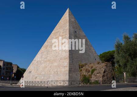 Italie, Rome, Pyramide de Cestius, tombe ancienne Banque D'Images