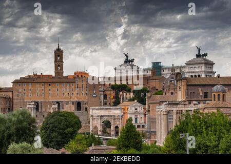 Italie, Rome, capitale du paysage urbain, vue du Forum romain Banque D'Images