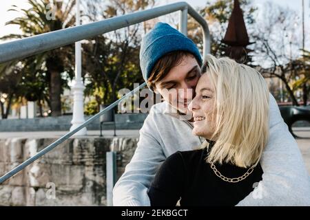 Couple affectueux heureux au port Banque D'Images