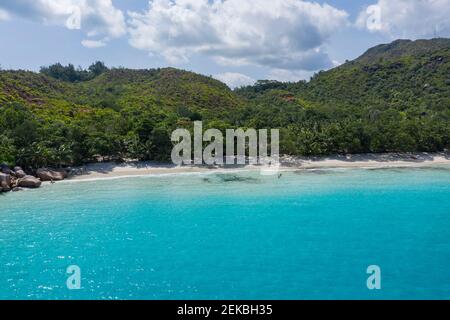 Seychelles, île de Praslin, vue aérienne de la plage de sable d'Anse Lazio avec océan turquoise clair Banque D'Images