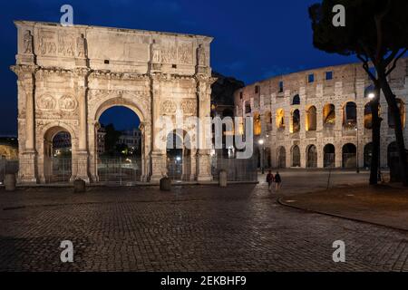 Italie, Rome, Arc de Constantine et Colisée la nuit Banque D'Images