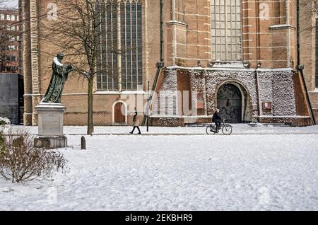 Rotterdam, pays-Bas, 9 février 2021 : parc devant l'église Saint-Laurent avec la statue Erasmus, couvert de neige par une journée d'hiver Banque D'Images