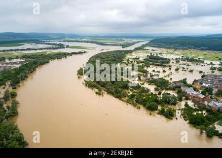 Vue aérienne de la rivière Dnister avec eau sale et maisons inondées dans la ville de Halych, ouest de l'Ukraine. Banque D'Images