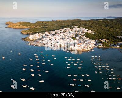 Bateaux amarrés dans la baie et la ville côtière, vue aérienne Banque D'Images