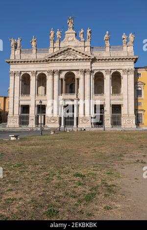 Italie, Rome, Basilique Saint-Jean-Latran, Basilique le jour d'été Banque D'Images