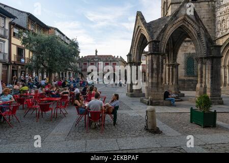 Touristes à Largo da Oliveira à Guimaraes, Portugal Banque D'Images