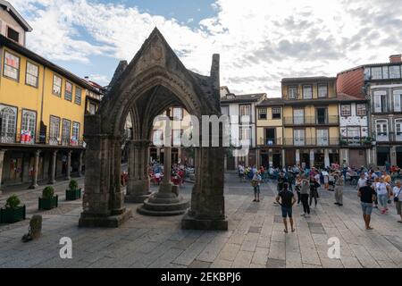 Touristes à Largo da Oliveira à Guimaraes, Portugal Banque D'Images