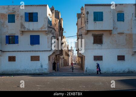 Essaouira, Maroc - 15 avril 2016 : scène de rue dans un quartier résidentiel de la ville d'Essaouira, avec des personnes marchant dans une rue et colorfu Banque D'Images