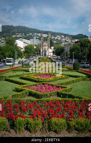 Largo Republica do Brasil avec église à Guimaraes, Portugal Banque D'Images