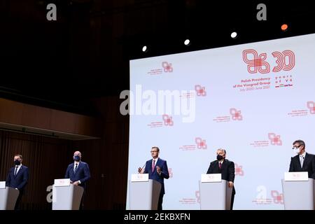 (De gauche à droite) Premier ministre slovaque Igor Matovic, président du Conseil européen Charles Michel, Premier ministre polonais Mateusz Morawiecki, hongrois Banque D'Images