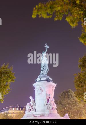 France, Ile-de-France, Paris, Monument a la République à la place de la République la nuit Banque D'Images