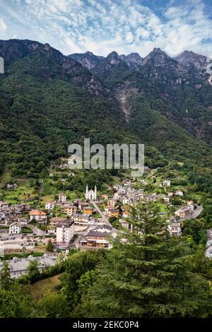 Paysage urbain avec Santuario Della Madonna di Loreto dans la vallée de Valchiavenna, Chiavenna, province de Sondrio, Lombardie, Italie Banque D'Images