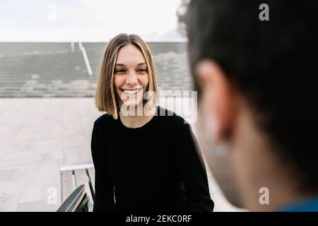 Smiling couple outdoors Banque D'Images