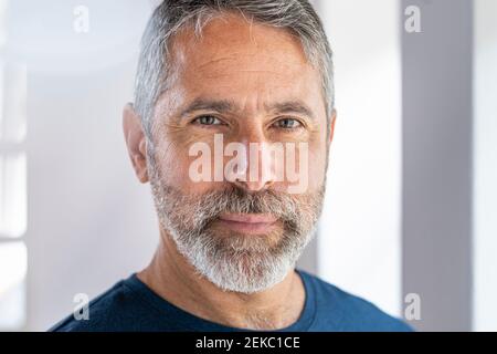 Portrait de l'homme mûr aux cheveux gris Banque D'Images