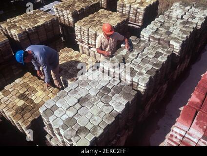 Ouvriers empilant des finisseurs dans l'usine, Venezuela Banque D'Images