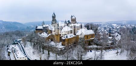 Allemagne, Hesse, Braunfels, panorama hélicoptère du château de Braunfels et de la ville environnante en hiver Banque D'Images