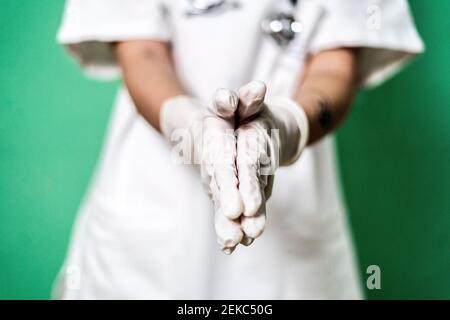 Femme médecin avec les mains jointes en studio Banque D'Images