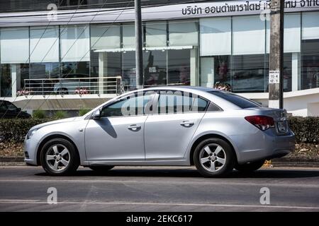 Chiangmai, Thaïlande - février 9 2021 : voiture privée, Cruze de Chevrolet. Sur la route n°1001, à 8 km de la ville de Chiangmai. Banque D'Images