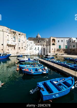 Ville de Monopoli à Apulia avec des navires nautiques en mer le jour ensoleillé Banque D'Images