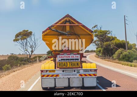 Australie, Australie méridionale, plaine de Nullarbor, panneau d'avertissement derrière le camion sur la Eyre Highway Banque D'Images