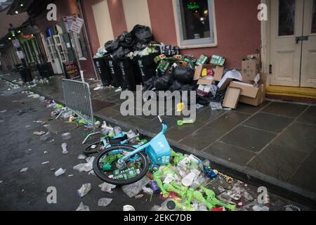 Rues remplies de déchets le matin après Mardi gras, la Nouvelle-Orléans, Louisiane, États-Unis. Banque D'Images