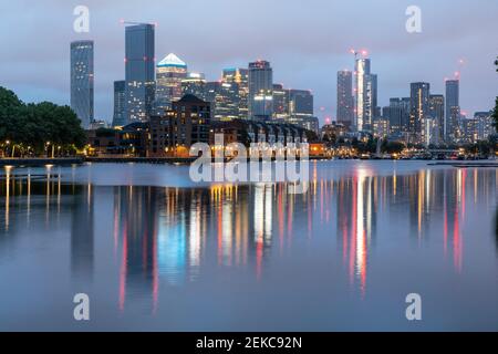 Gratte-ciels éclairés se reflétant sur la Tamise au crépuscule, Canary Wharf, Londres, Royaume-Uni Banque D'Images